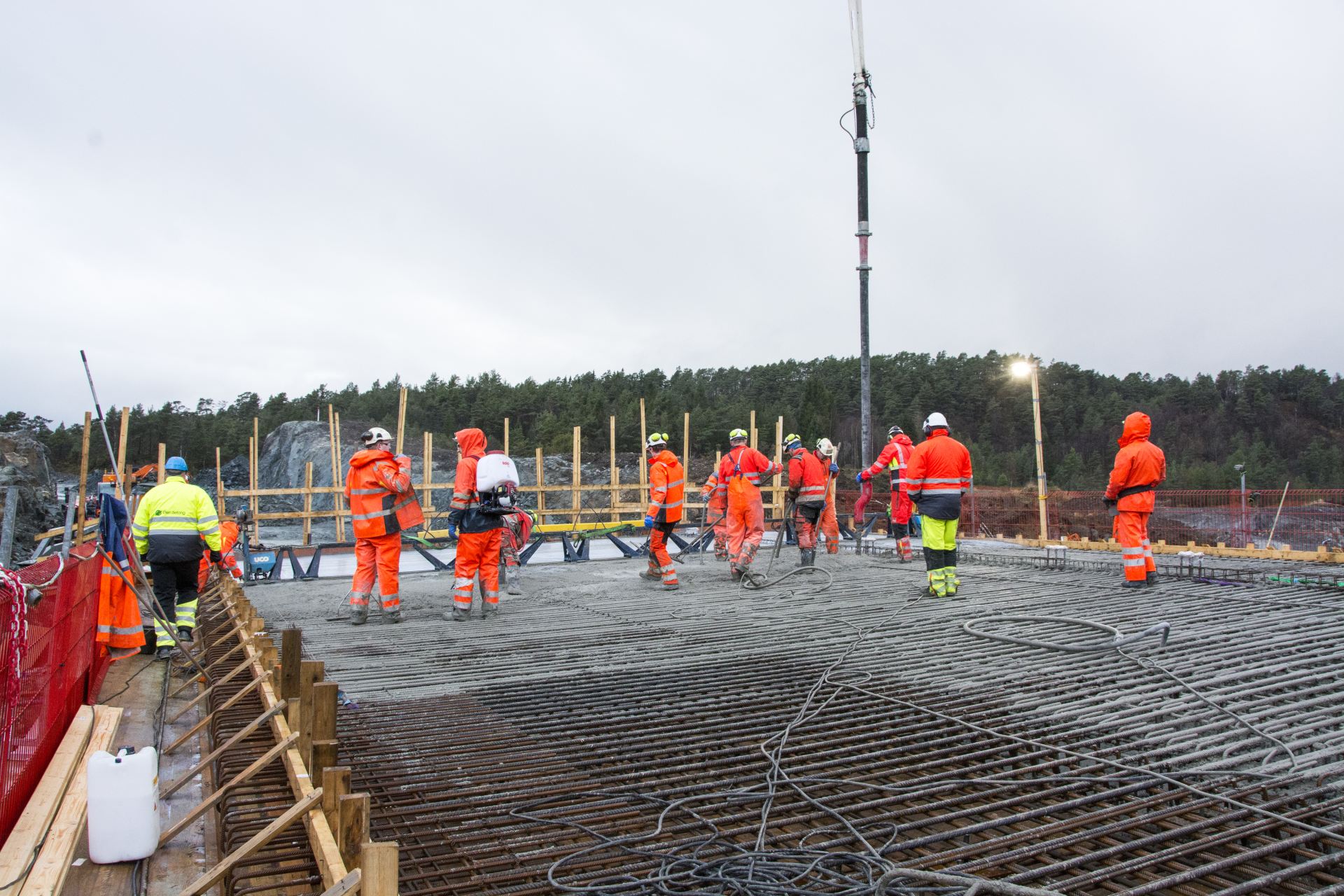 En av våre betongbiler som kjører med fjell i bakgrunnen