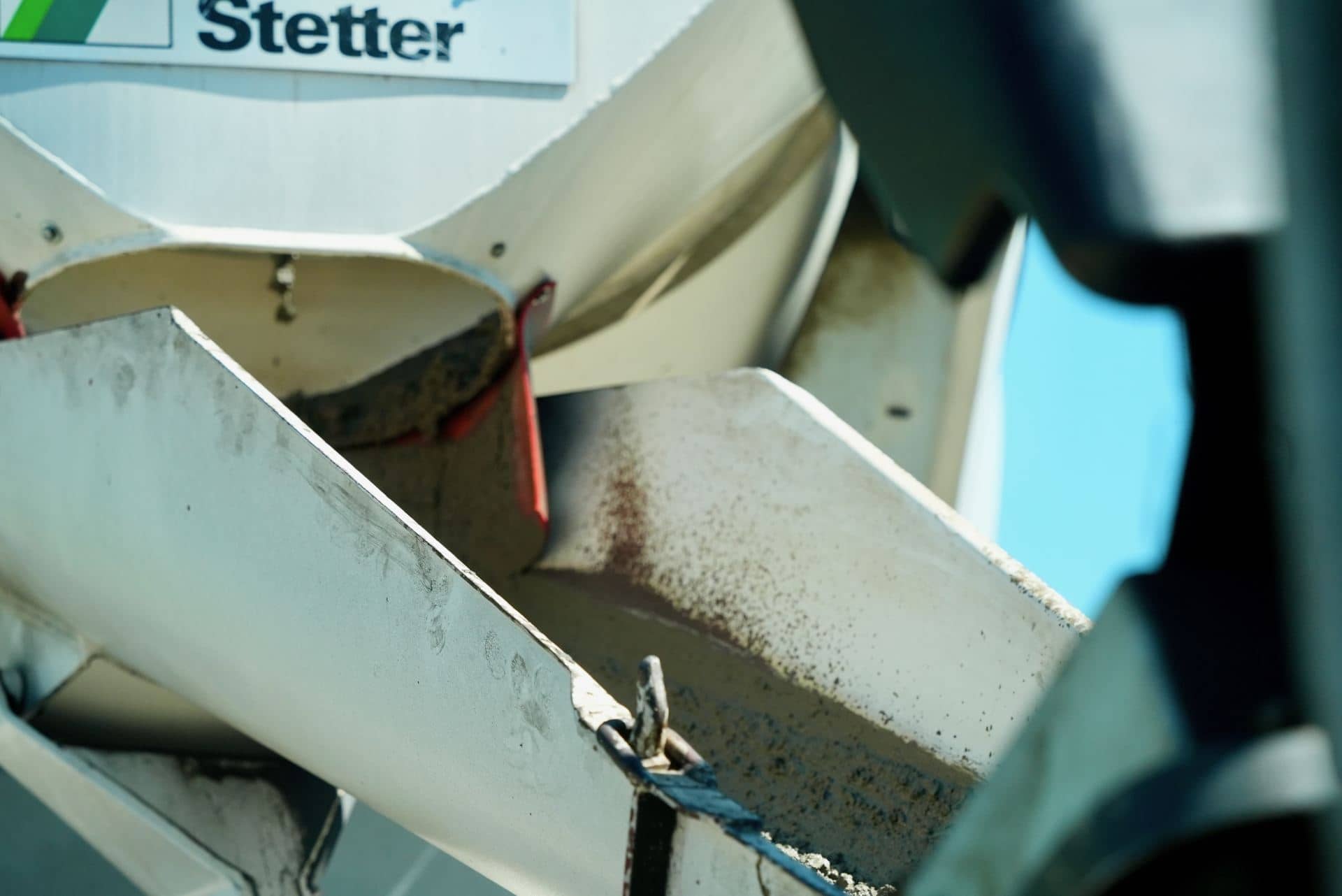 Arbeidsmann jobber med betongbil