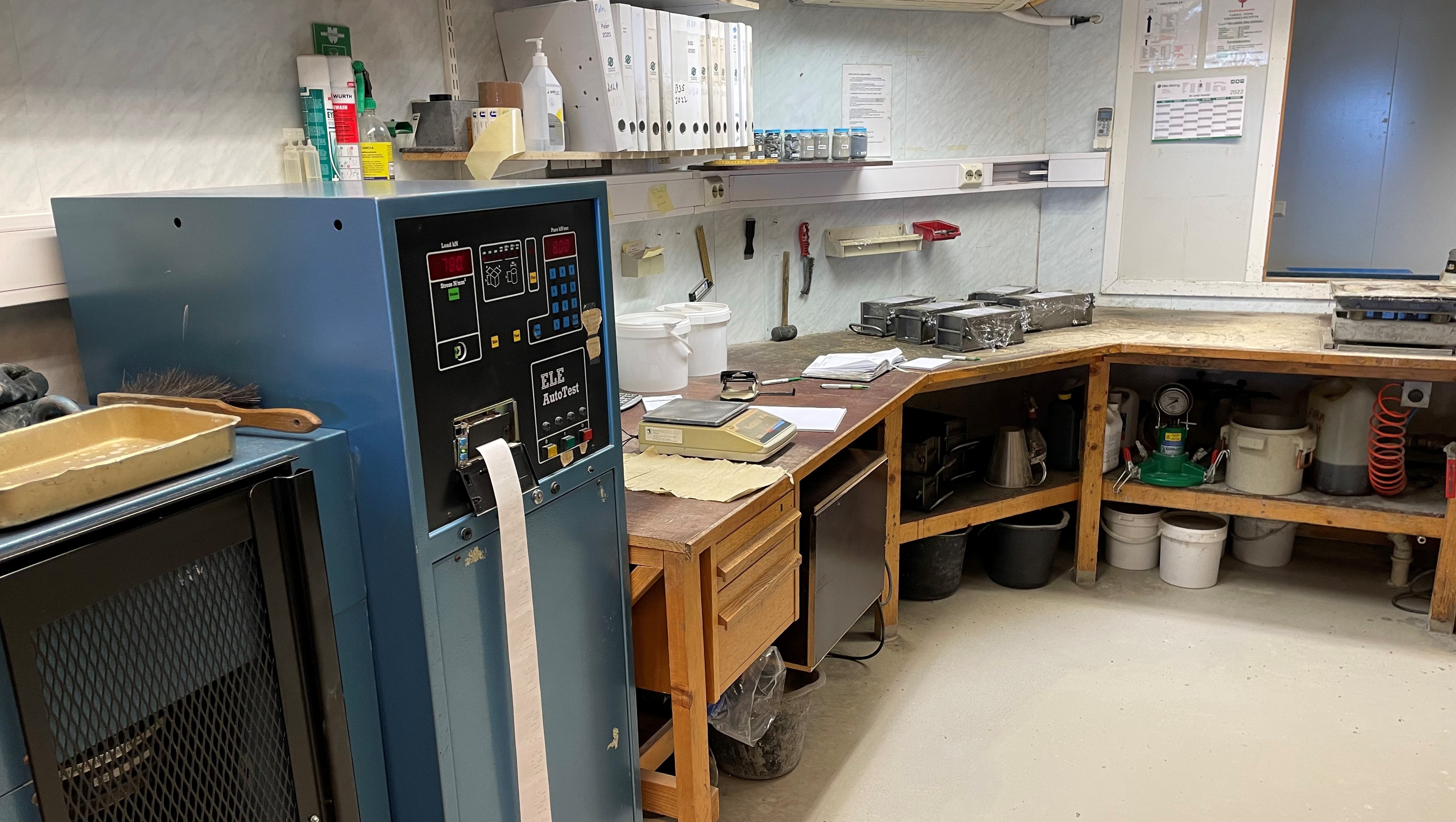 Et laboratorium med mye lab utstyr