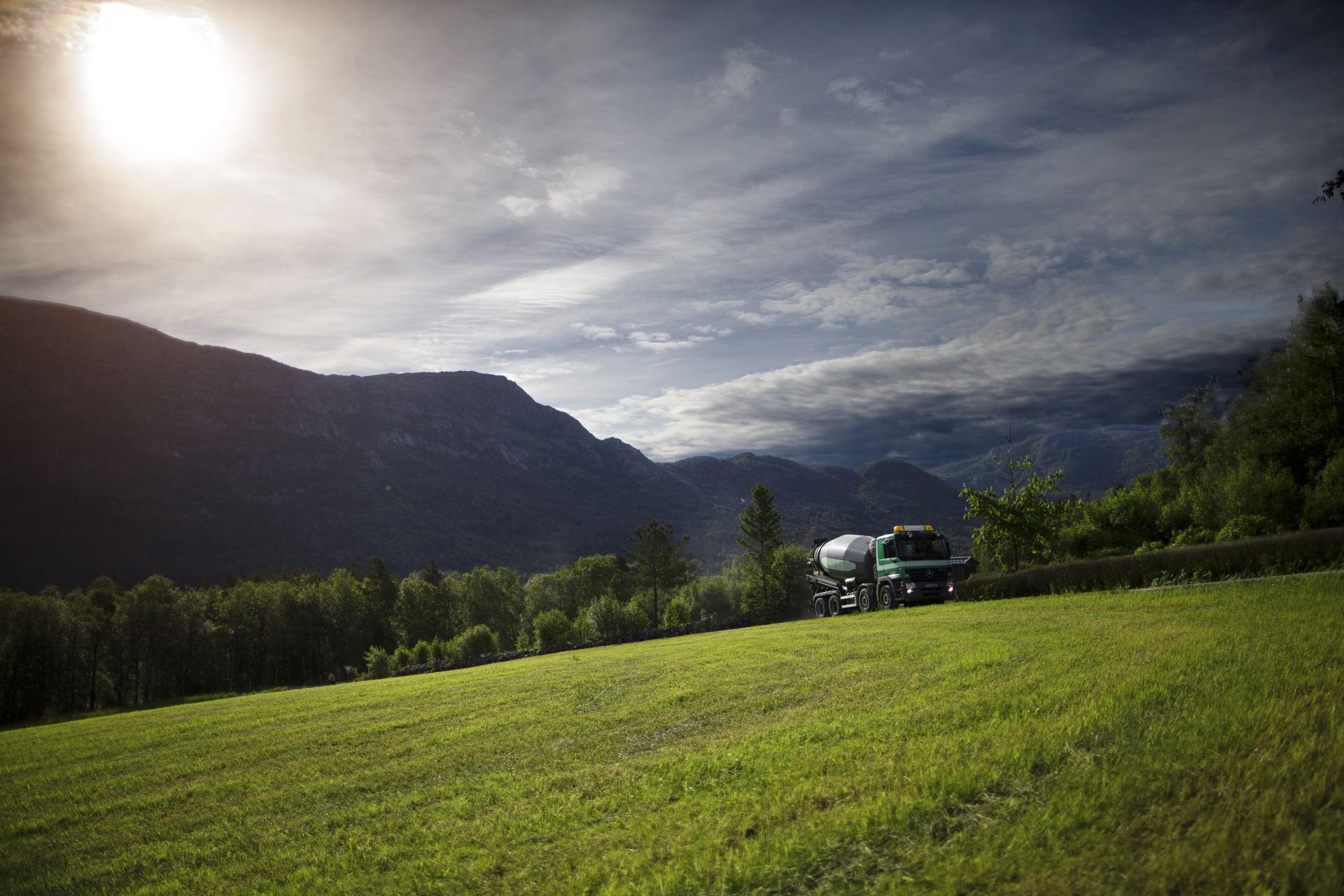 Samling av arbeidere for å spise grillmat
