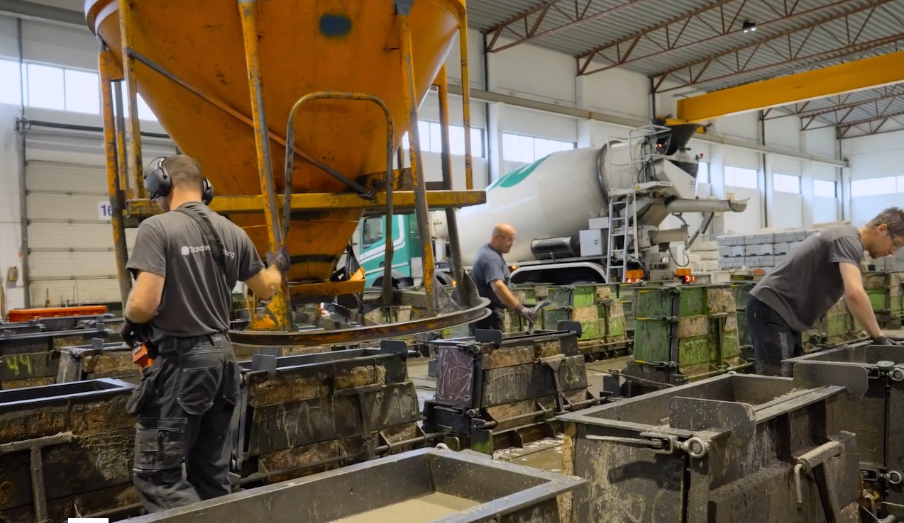 Arbeidere i en produksjonshall